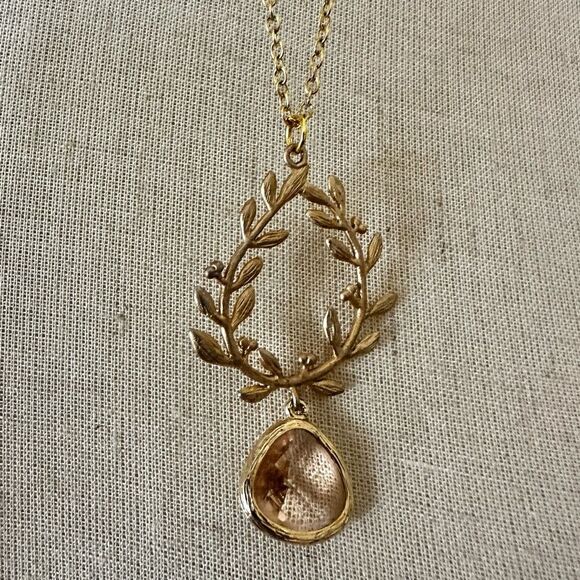 🌿 Gold plated Laurel Wreath Necklace with Faceted Champagne Glass Drop - Picture 5 of 10